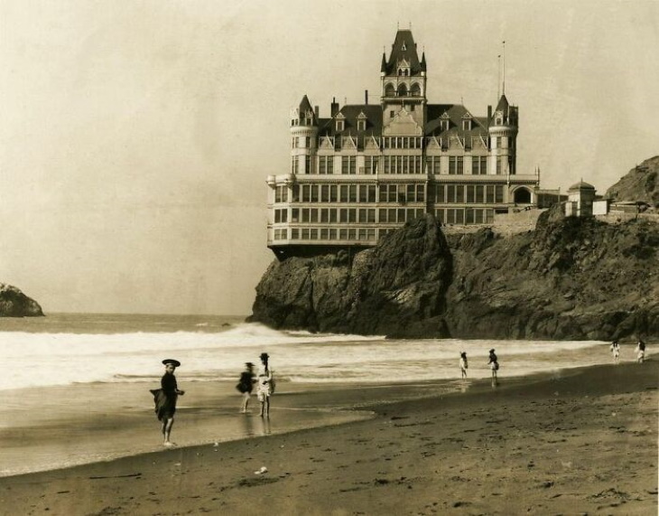 13. A icônica Cliff House em San Francisco não muito antes de ser incendiada em 1907.