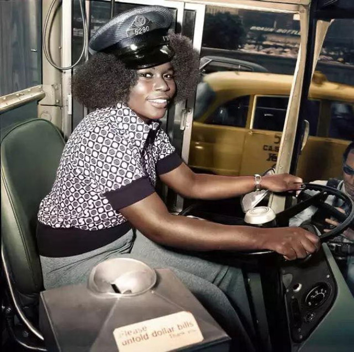 15. Mary Wallace, a primeira mulher motorista de ônibus, em 1974