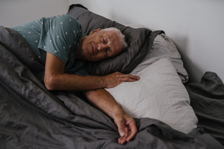 Cómo Prevenir La Acidez Estomacal, adulto mayor durmiendo