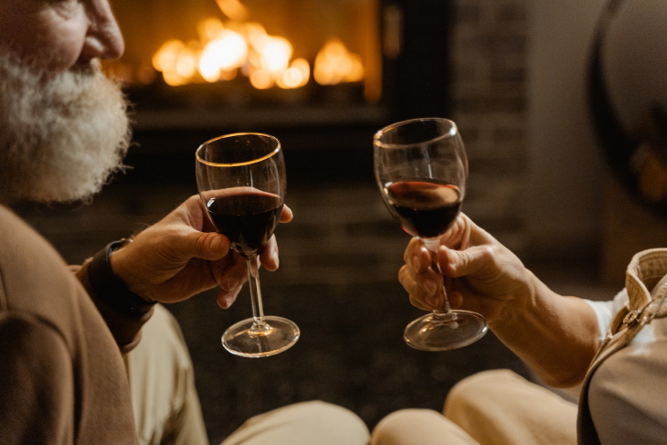 Cómo Prevenir La Acidez Estomacal, personas bebiendo vino