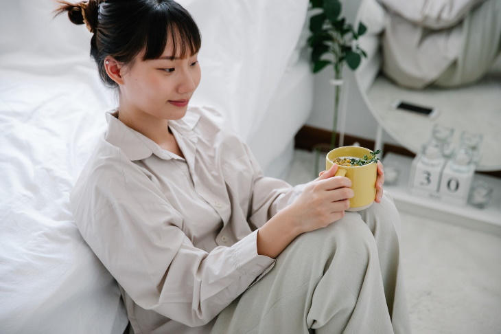 Cómo Prevenir La Acidez Estomacal, mujer en pijama 