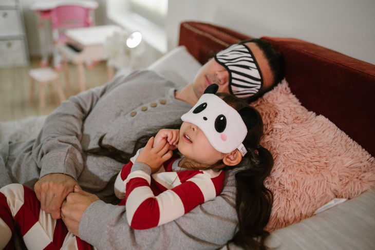 Melatonin Poisoning in Kids dad and daughter asleep
