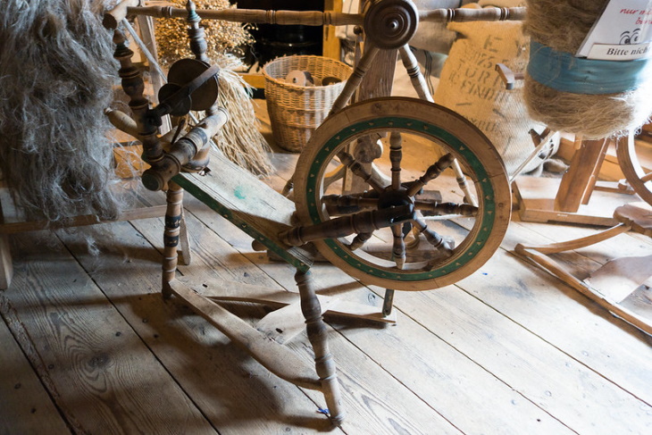 Medieval Inventions Spinning Wheel (5-10th century)