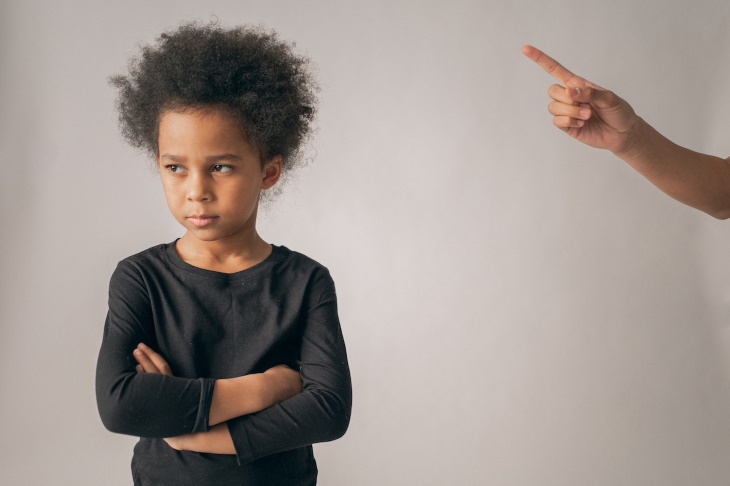 Sentimento de culpa garoto irritado sendo disciplinado