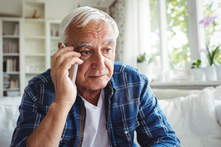 Sentimento de culpa homem velho ao telefone