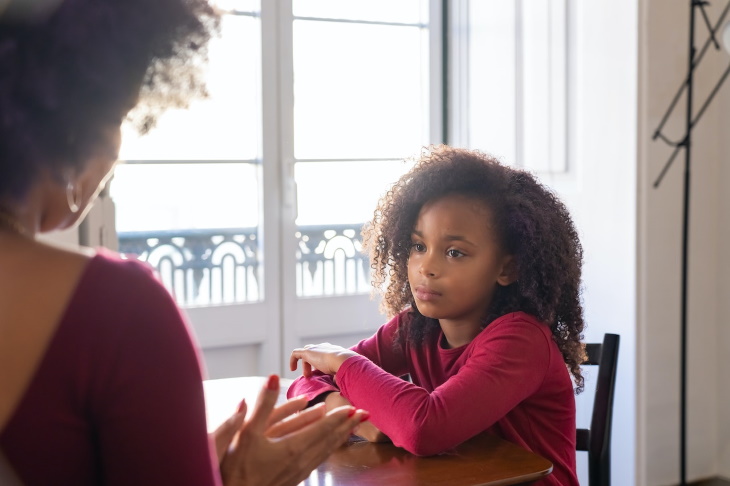 Sentimento de culpa mulher disciplinando uma garota