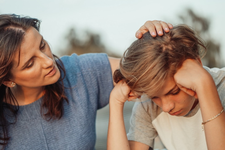 Sentimento de culpa mulher consolando uma menina