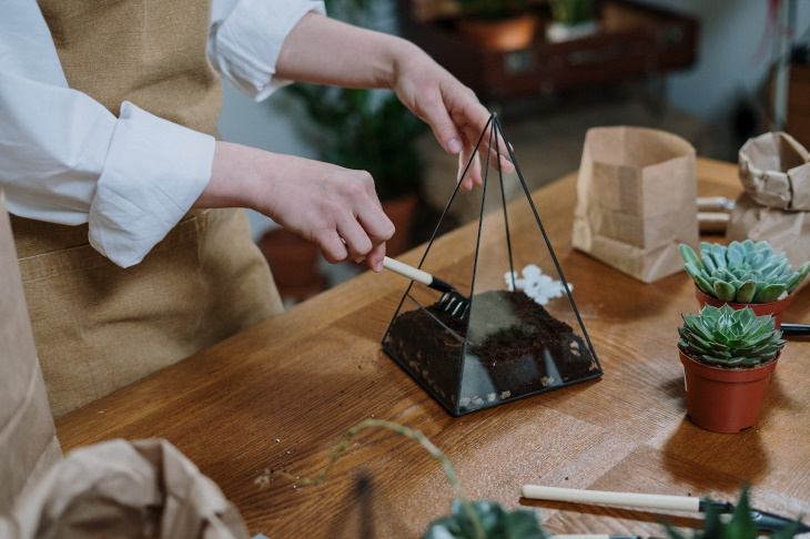 DIY Glass Terrarium adding soil