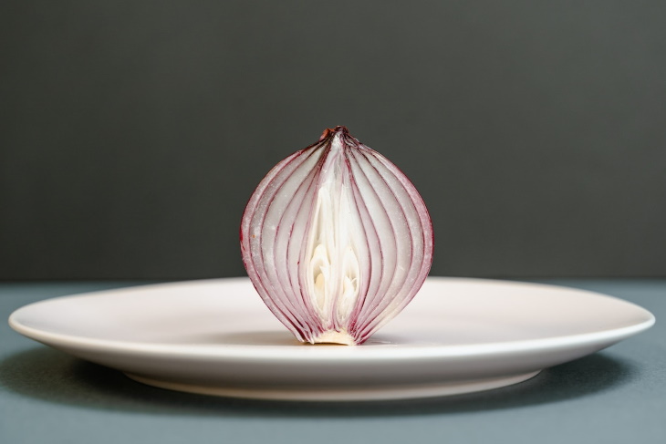 Allium Sensitivity red onion on a plate