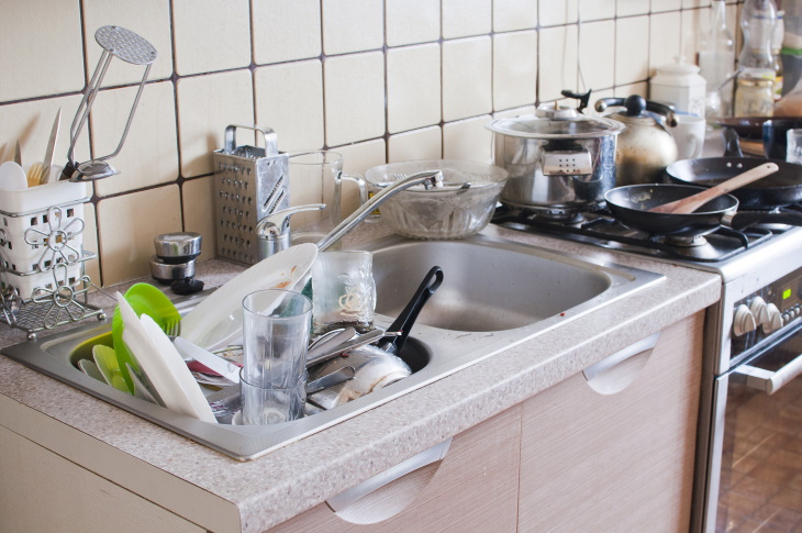 Bad Housekeeping Habits dirty dishes in the sink