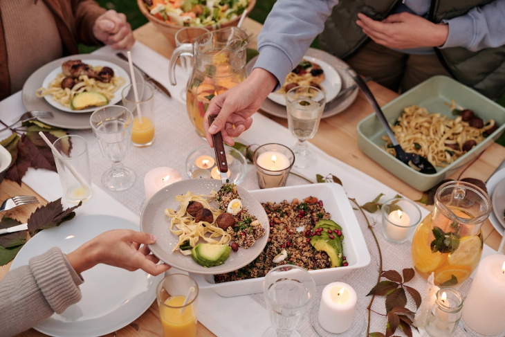 Food Planning Tips and Calculator filling a plate at dinner