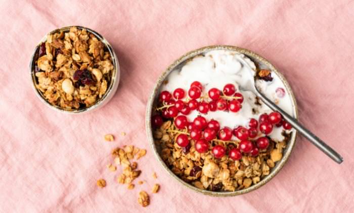 nighttime snack, greek yogurt with berries and oats