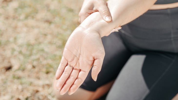 Wrist Pain Causes woman with wrist pain