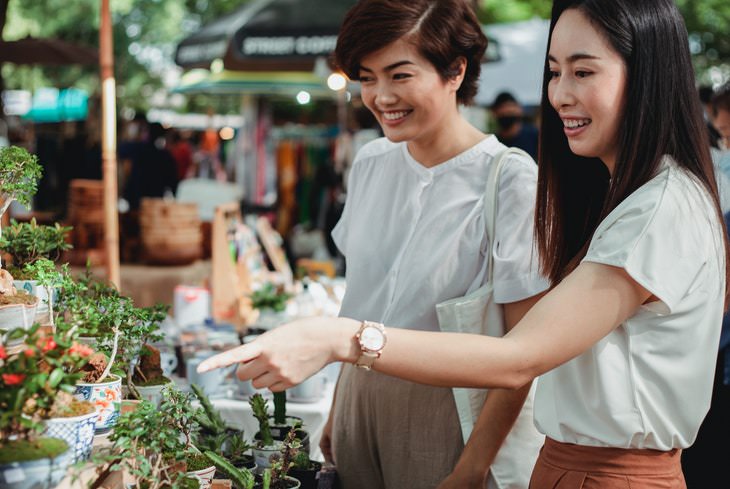 How to Shop for Healthy Plants women at the plant shop