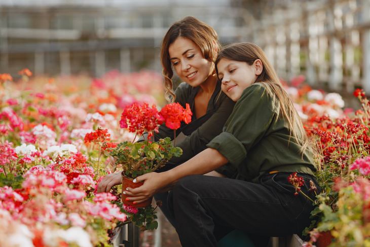 How to Shop for Healthy Plants woman and girl choosing colorful plants