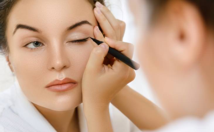 Homemade Eye Liners, woman lining her eyes