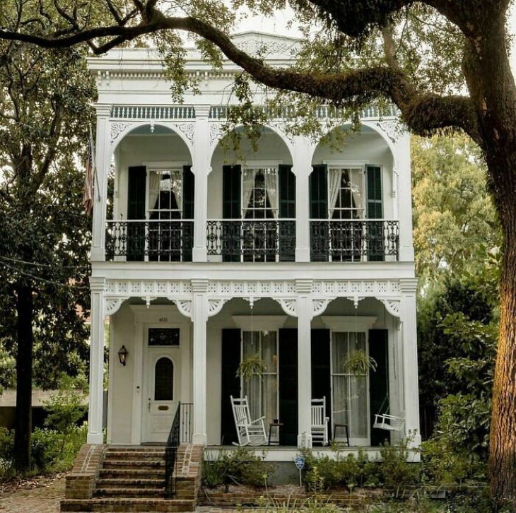Historical Homes in the US Garden District home in New Orleans
