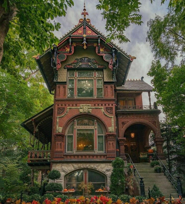 Historical Homes in the US Weinhardt Mansion (1888) in Chicago, Illinois
