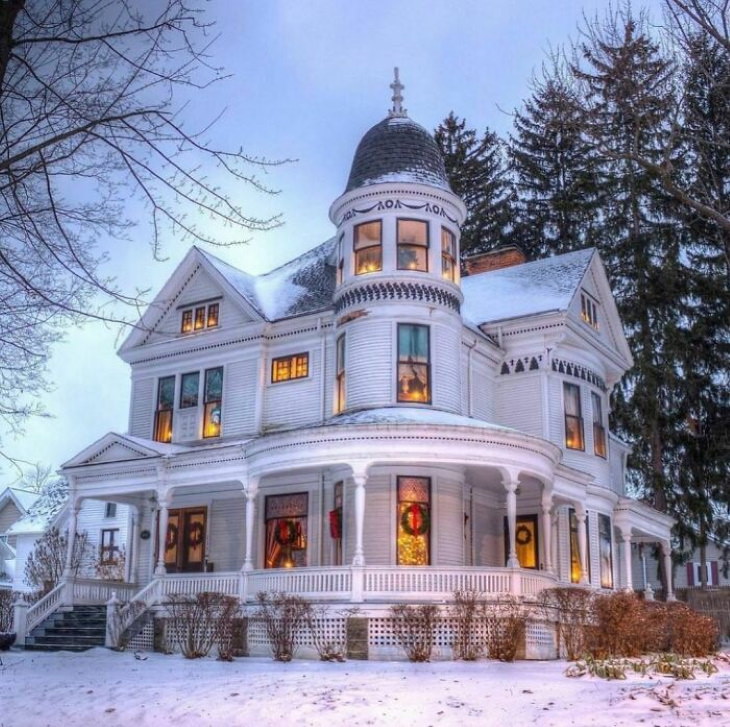 Historical Homes in the US A beautiful Queen Anne-style Victorian home (1897) in St. Clair, Michigan