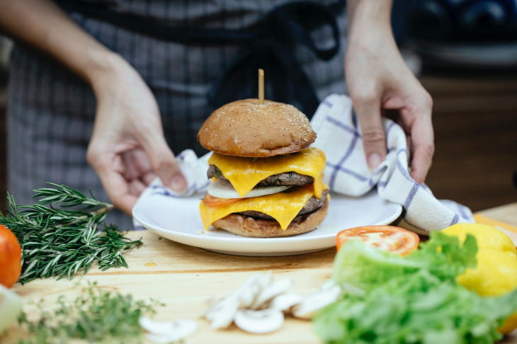 Alimentos que no debes asar hamburguesa con queso 