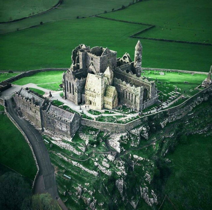 Castles The Rock of Cashel - Ireland