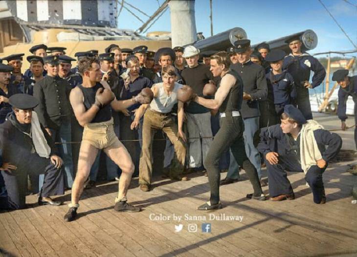 Fotos coloridas da história luta de boxe em um navio