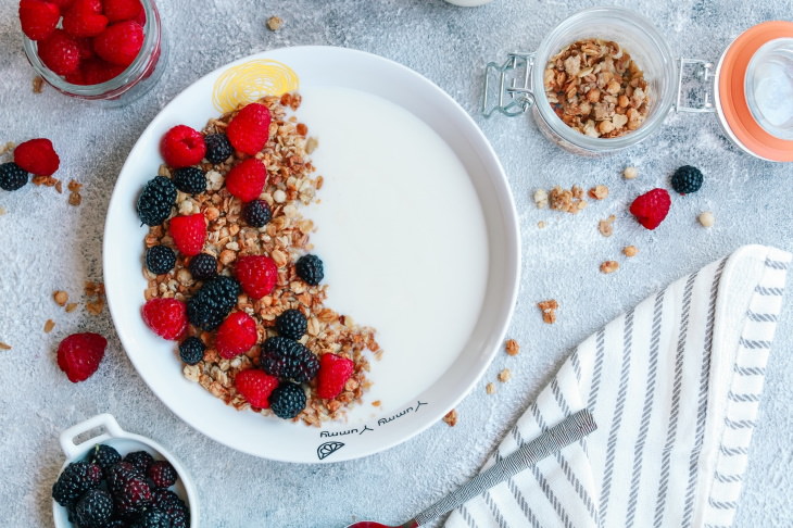 Guía de intolerancia a la lactosa yogur y fruta y granola