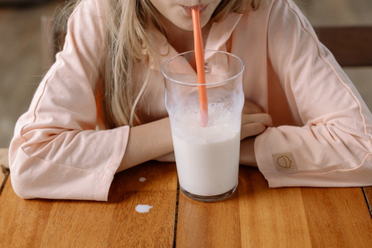 Guía de intolerancia a la lactosa niña que toma leche