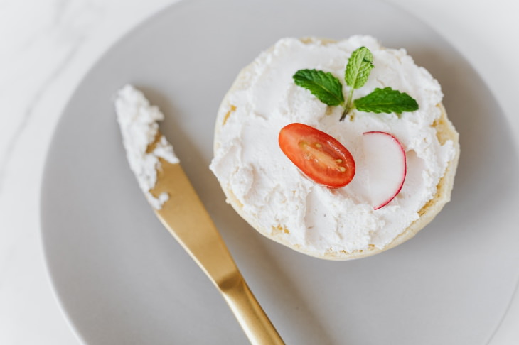 Guía de Intolerancia a la Lactosa pan con queso crema y tomate, rábano y menta
