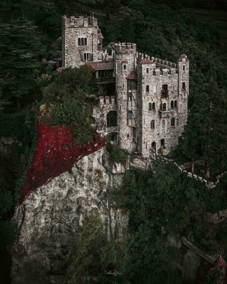 Castles Schloss Brunnenburg (Castel Fontana) - Tirol, Italy