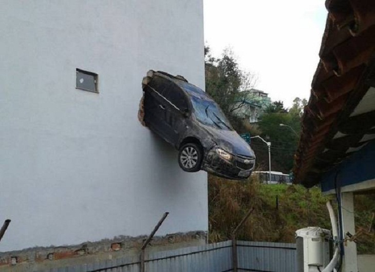 Driving Fails, building