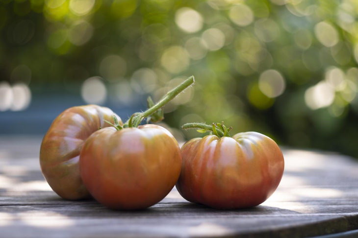 How to Ripen Green Tomatoes tomatoes on a table