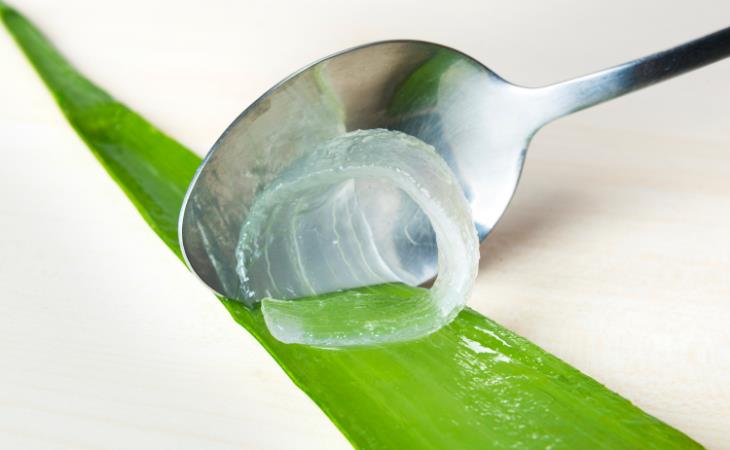 Home made aloe gel - scooping gel with a spoon