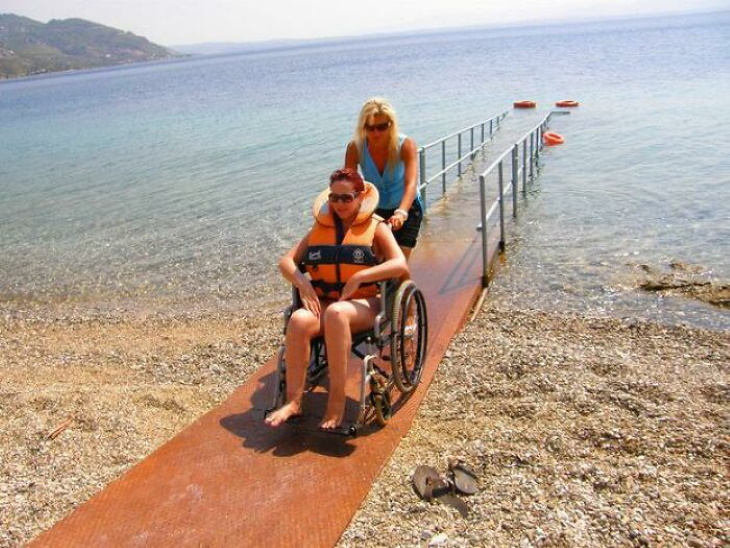 Arquitetura inclusiva praia com acesso para cadeirantes