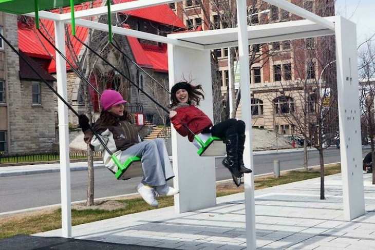 Arquitetura inclusiva parada de ônibus com balanços