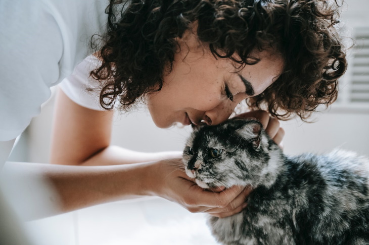 Pet Odors Linked to Medical Issues cat cuddles