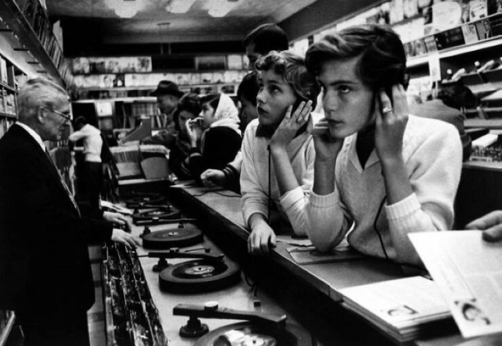Vintage Photos American teenagers listening to records in 1957