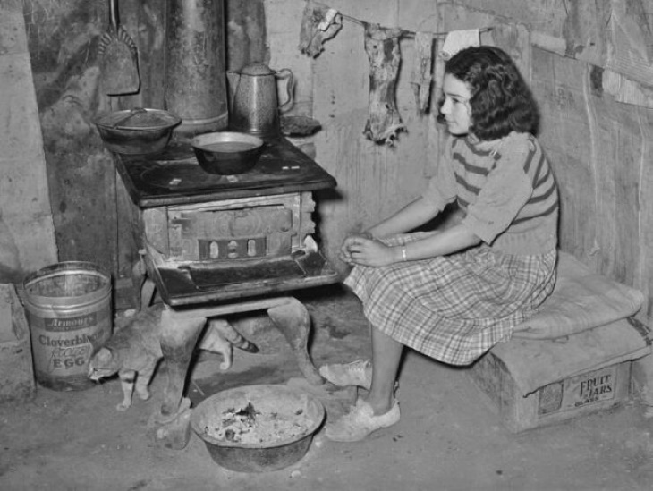 Vintage Photos A girl and her cat in San Antonio, Texas, 1939