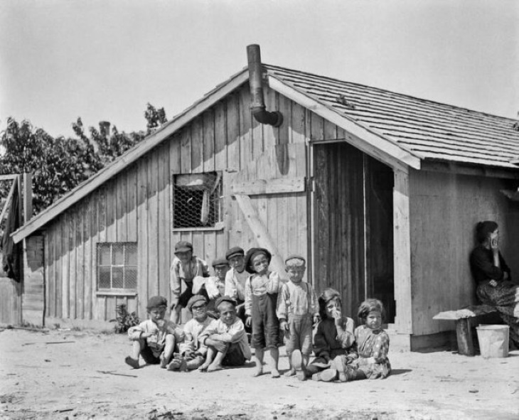 Vintage Photos The Arnao family children near their home at Hitchen’s farm near Seaford, Delaware (1910)