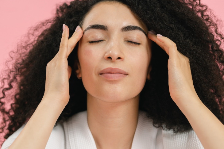 Puffy Face woman doing a face massage