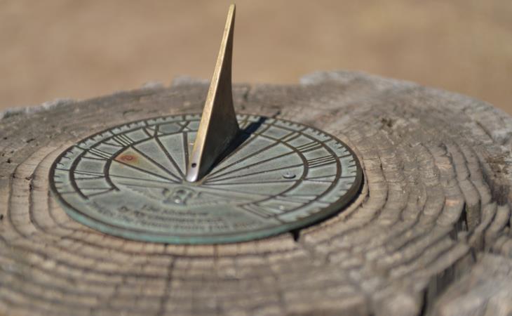 Tell time without a watch - sundial 