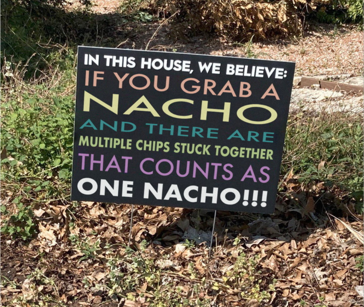 Funny Signs nachos
