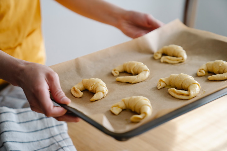 8 clever kitchen uses for that roll of baking paper