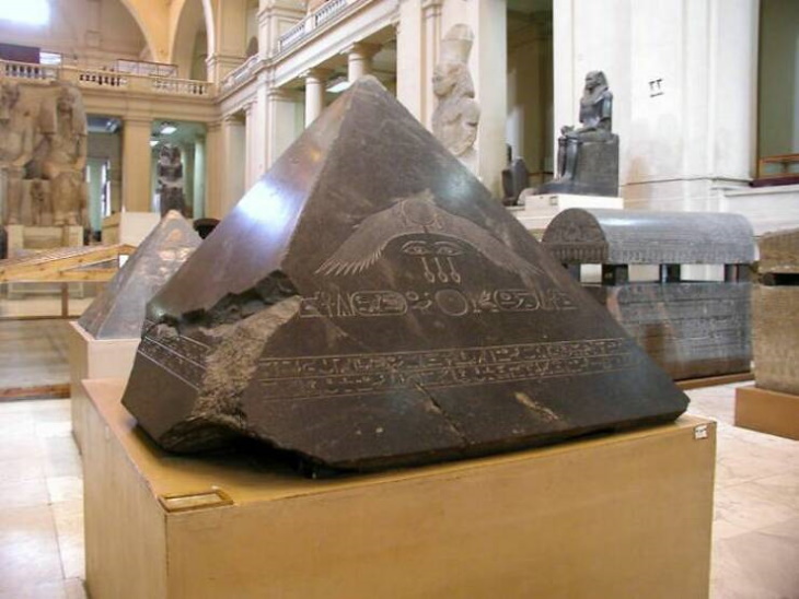 Historical Facts The Pyramidion of The Black Pyramid of Dashur (1,820 BC)