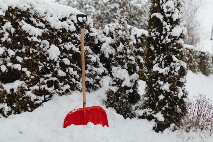 Arthritis Winter Flareups shovel snow