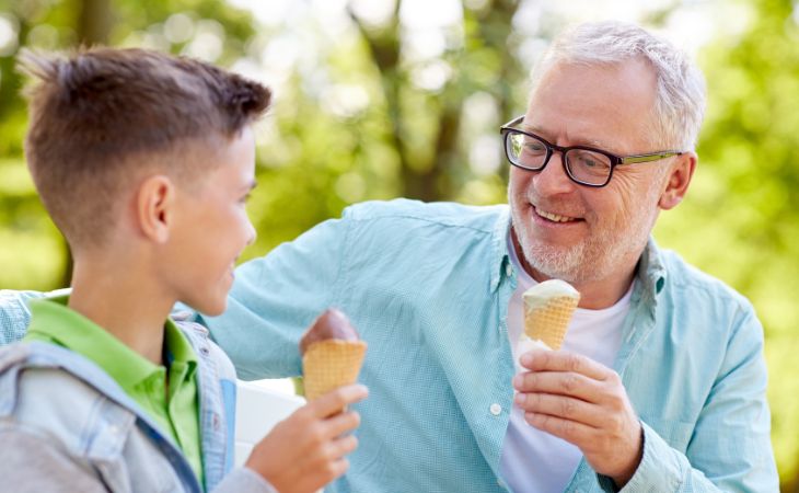 שיעורים לחיים שלמדתי מאבא: איש מבוגר ונער צעיר אוכלים גלידה