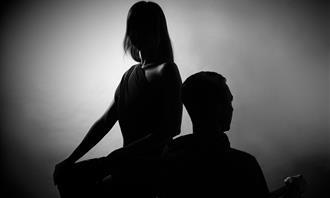 Photo and click test: Silhouette of a couple
