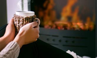 Image and stress test: Coffee in front of a fireplace