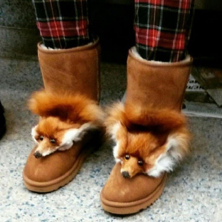 Strange People in the Subway, shoes