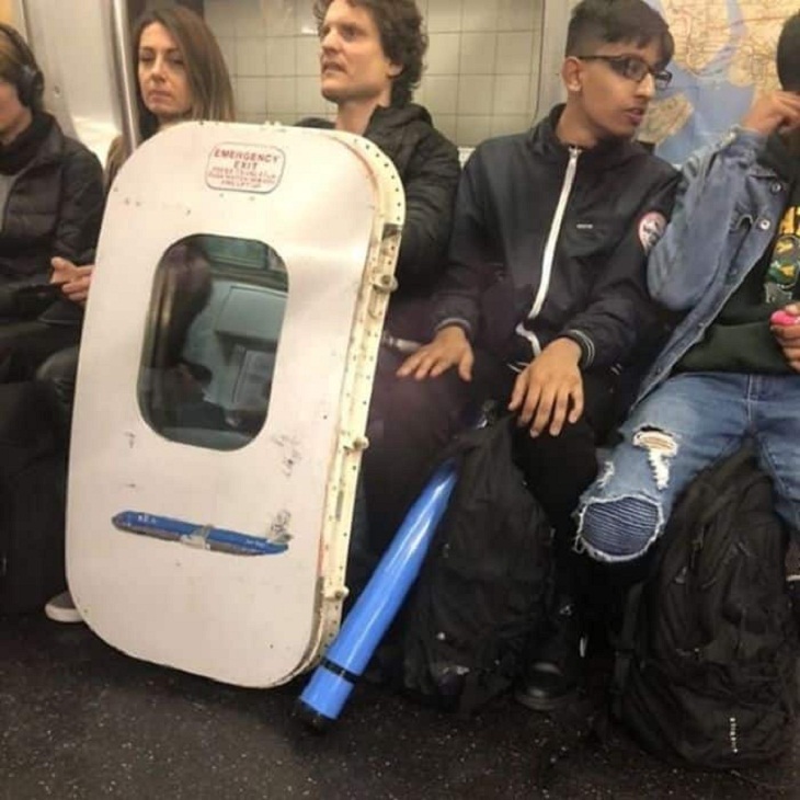 Strange People in the Subway, plane